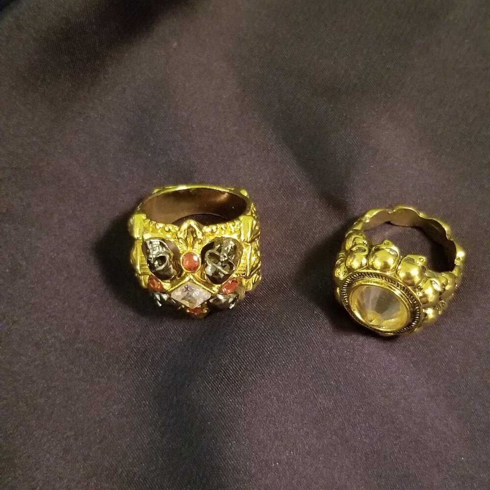 NWOT Surprise skull rings pair
